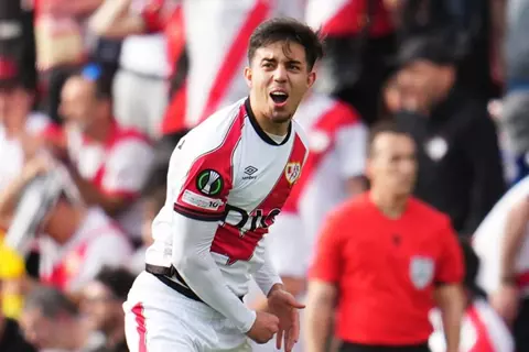 رايو فاليكانو يلدغ آيك أثينا بثلاثية ويضع قدمًا بنصف نهائي المؤتمر الأوروبي